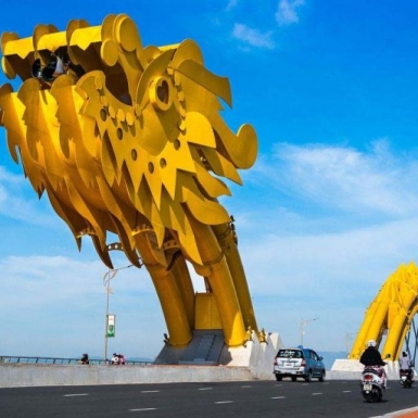 Khách thuê xe đi du lịch Đà Nẵng